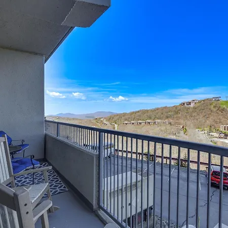 Sugar Mountain Condo Overlooking Ski Slopes!
